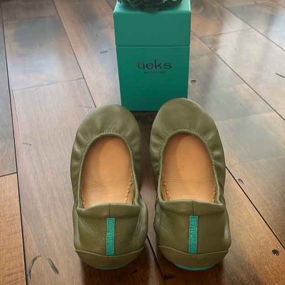 Tieks Shoes - Pair of Tieks Olive Green Size 7